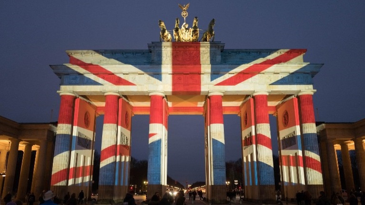 Αντιδράσεις από την άρνηση να φωταγωγηθεί η Πύλη του Βραδεμβούργου με τα χρώματα της Ρωσίας 