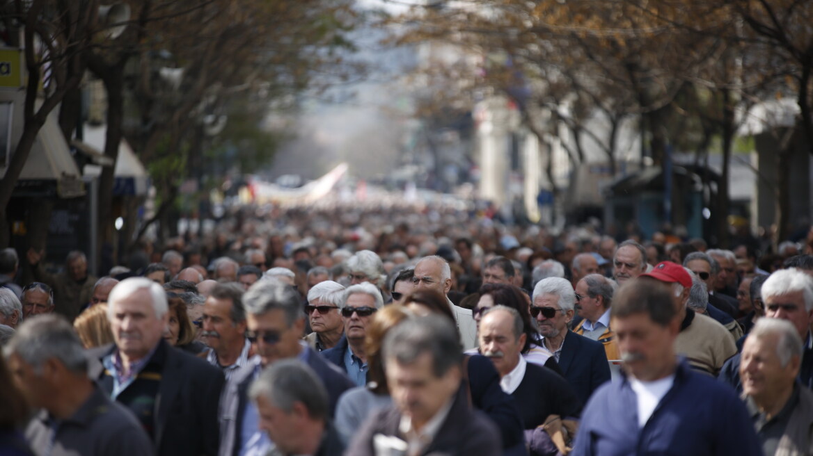 Χιλιάδες συνταξιούχοι διαδήλωσαν στο κέντρο της Αθήνας -«Δεν αντέχουμε άλλες περικοπές» 