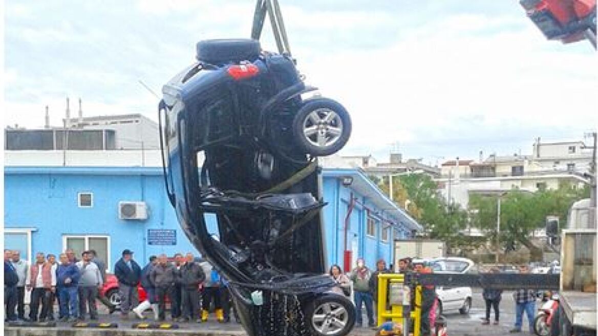 Τραγωδία στη Χαλκίδα: Οδηγός έκανε όπισθεν και εγκλωβίστηκε στο αυτοκίνητο που έπεσε στη θάλασσα