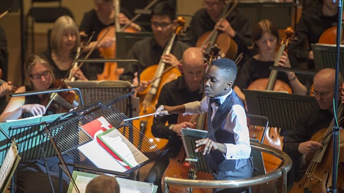 Παιδί-θαύμα 11 ετών διευθύνει άψογα ορχήστρα 75 ατόμων