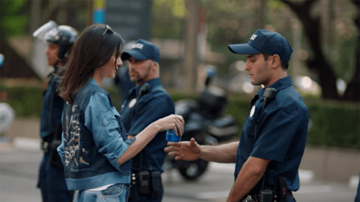 Σάλος για την Κένταλ Τζένερ και το νέο αμφιλεγόμενο διαφημιστικό σποτ της Pepsi 
