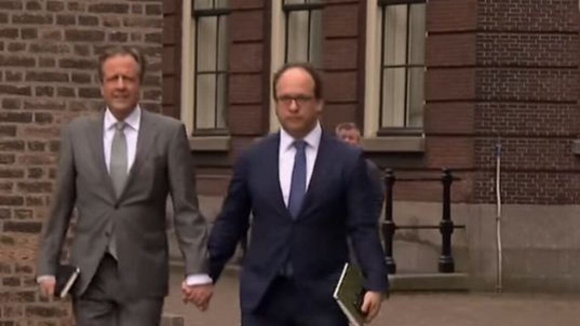 Ολλανδοί περπατούν χέρι-χέρι στον δρόμο για να στηρίξουν γκέι ζευγάρι που δέχθηκε επίθεση
