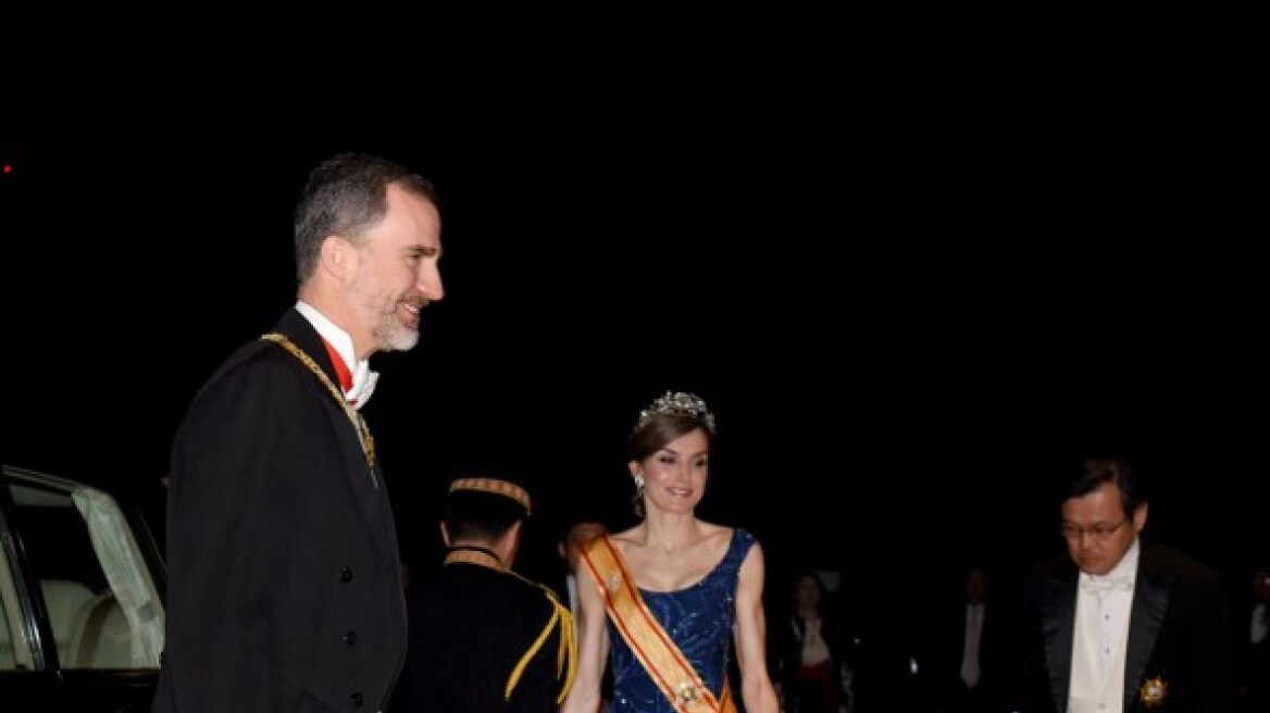 Βασίλισσα Λετίσια: Λαμπερή με παραμυθένιο φόρεμα στο αυτοκρατορικό παλάτι του Τόκιο