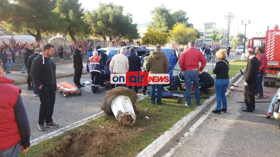 Μαθητές έβγαλαν από φλεγόμενο αυτοκίνητο δύο παιδιά και μια γυναίκα στο Μεσολόγγι