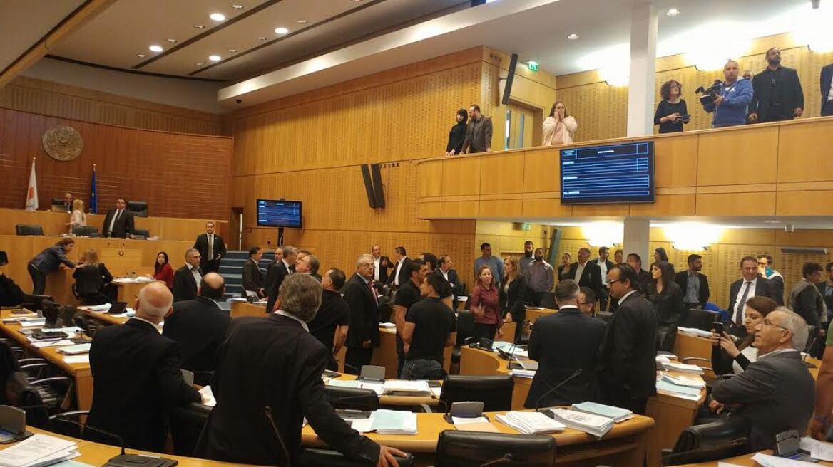 «Χαμός» στην Βουλή της Κύπρου για τις εθνικές επετείους με γιουχαΐσματα και αποδοκιμασίες