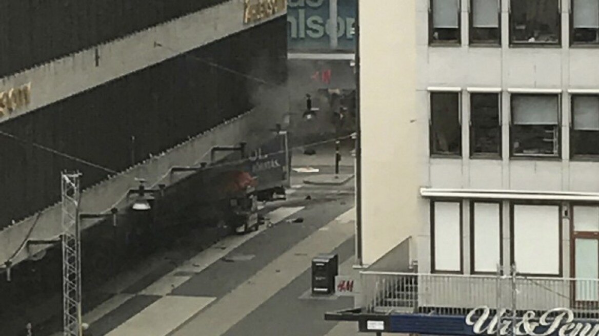 Επίθεση στην Στοκχόλμη: «Είδε το φορτηγό να μπαίνει στο εμπορικό και τον κόσμο να ουρλιάζει»