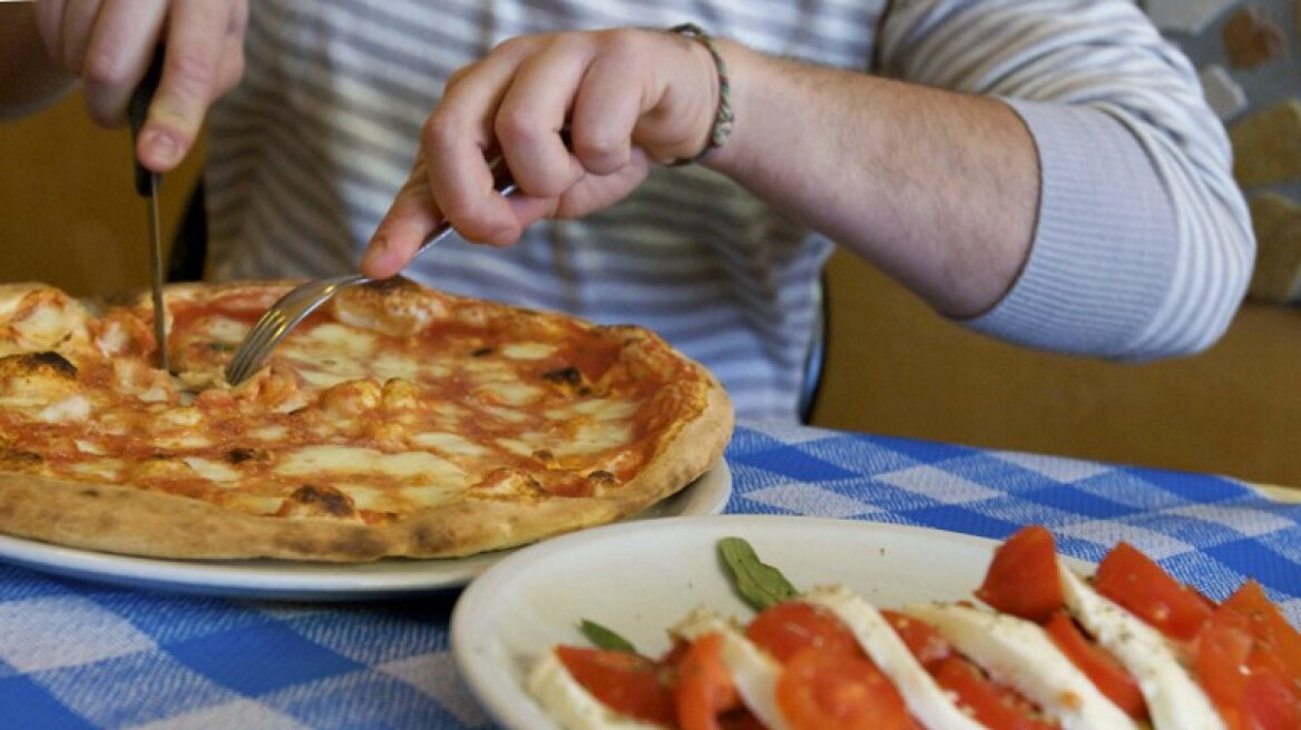 Πόσο κοστίζει η πίτσα των 15 ευρώ που αγοράζεις;