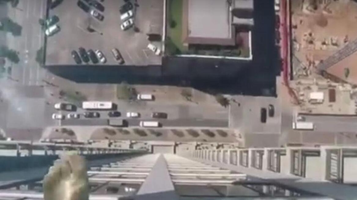 Βίντεο: Έφτιαξαν πισίνα με γυάλινο «βυθό» στον 42ο όροφο ουρανοξύστη! 