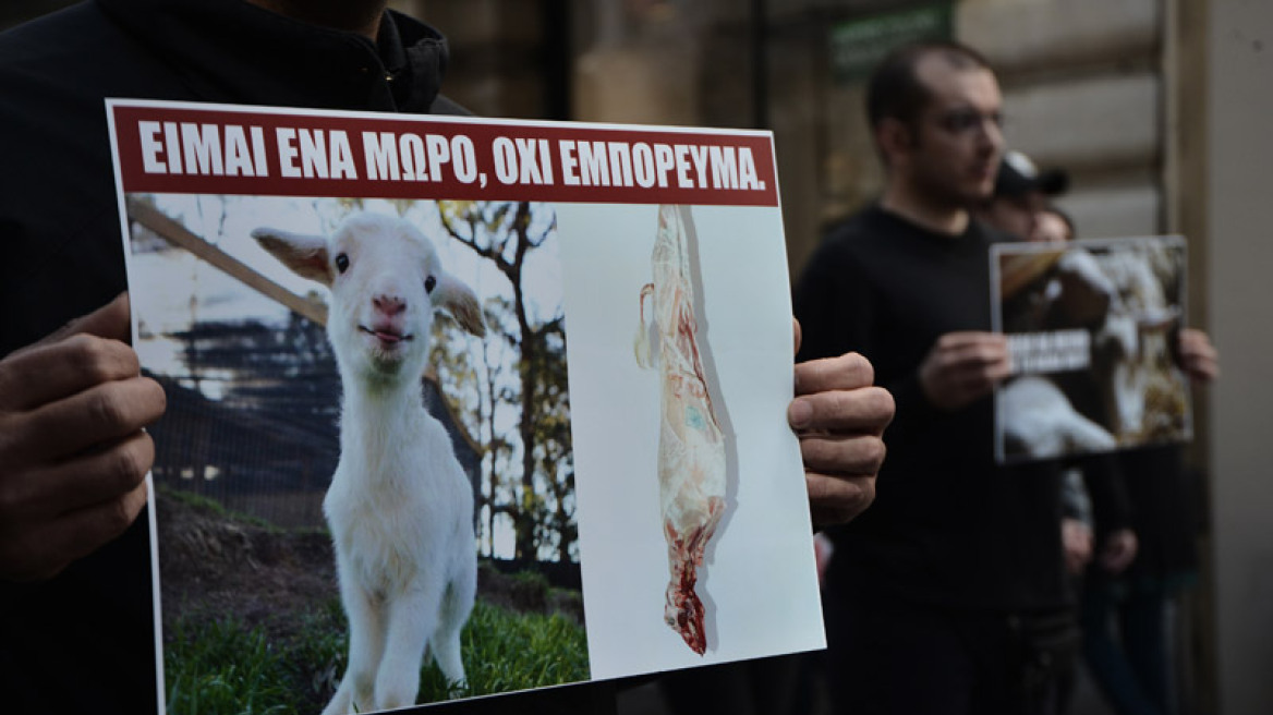 Μαυροντυμένοι vegans βγήκαν στην Ερμού κατά του σουβλιστού αρνιού