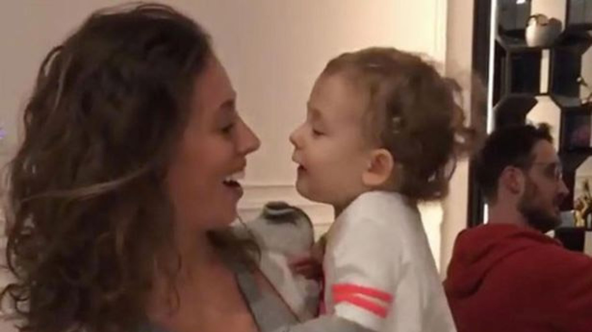 Το βίντεο που έγινε viral: Νεαρό μοντέλο αφήνει το μικρό της ανιψιό να «παίξει» με το στήθος της 