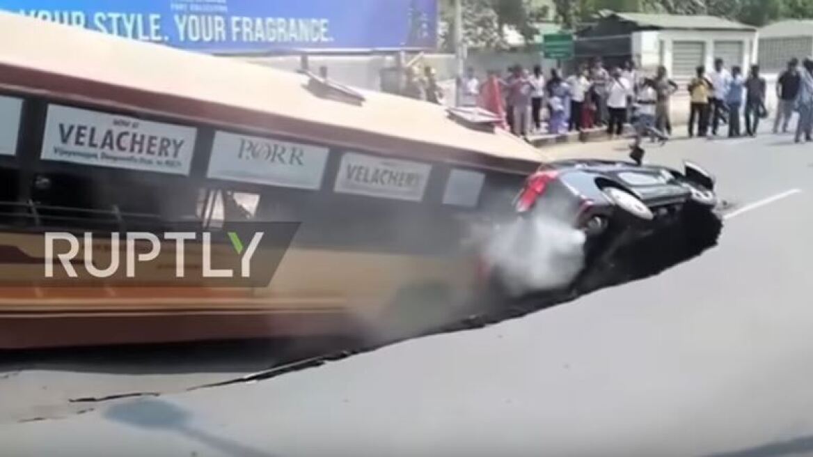 Ινδία: Ο δρόμος άνοιξε και «κατάπιε» ένα λεωφορείο και ένα αυτοκίνητο