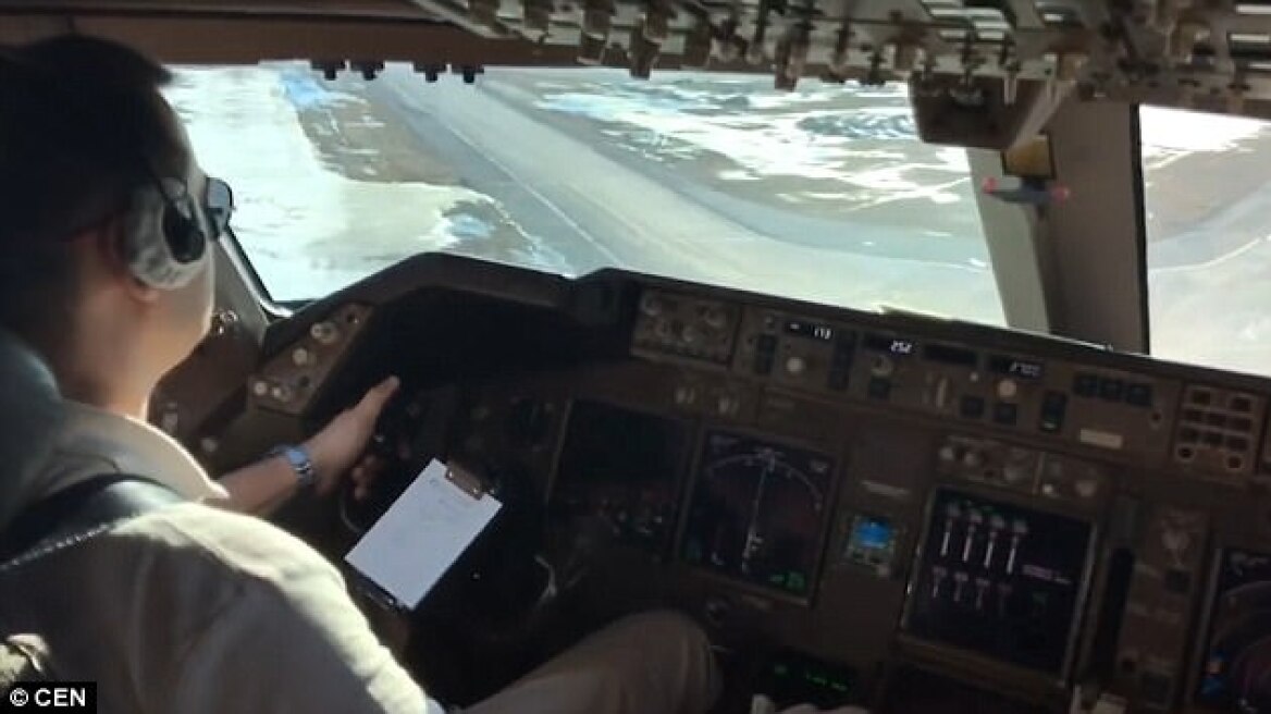 Κόβει την ανάσα: Δείτε μέσα από το κόκπιτ την προσγείωση αεροσκάφους εν μέσω ισχυρών ανέμων