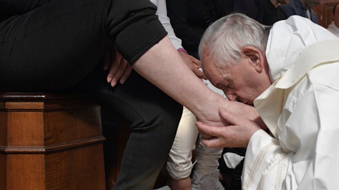 Ιταλία: Ο Πάπας έπλυνε τα πόδια... μετανοημένων μαφιόζων