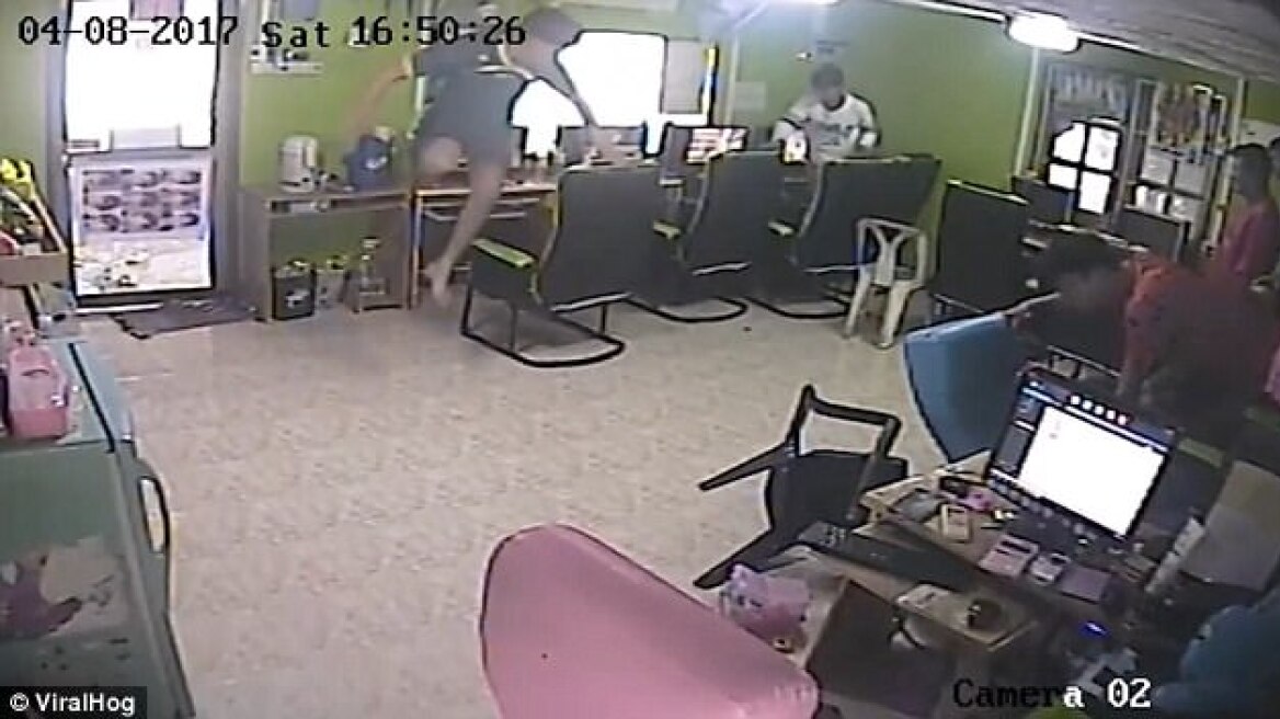 Πανικός από φίδι σε ίντερνετ καφέ στην Ταϊλάνδη με χοροπηδηχτά, κλωτσιές και τρέξιμο 