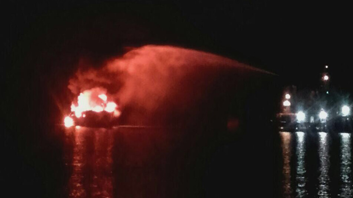 Βίντεο: Το σκάφος Saint γίνεται παρανάλωμα του πυρός ανοιχτά της Ψαρού στη Μύκονο