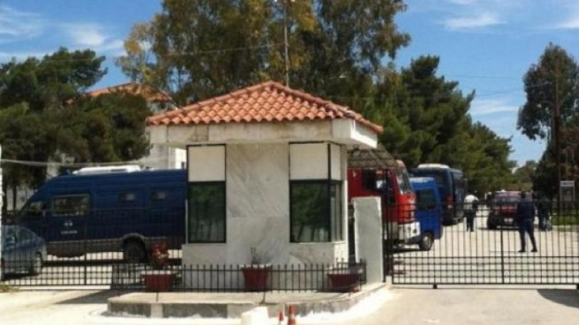 Kόρινθος: Μετανάστες ανέβηκαν στη στέγη του κέντρου κράτησης