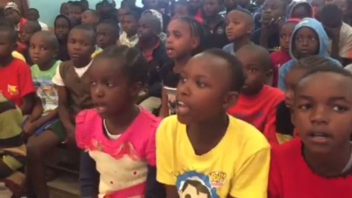 Στην Κένυα η Άλκηστις Πρωτοψάλτη, τραγούδησε με τα παιδιά σε ορφανοτροφείο