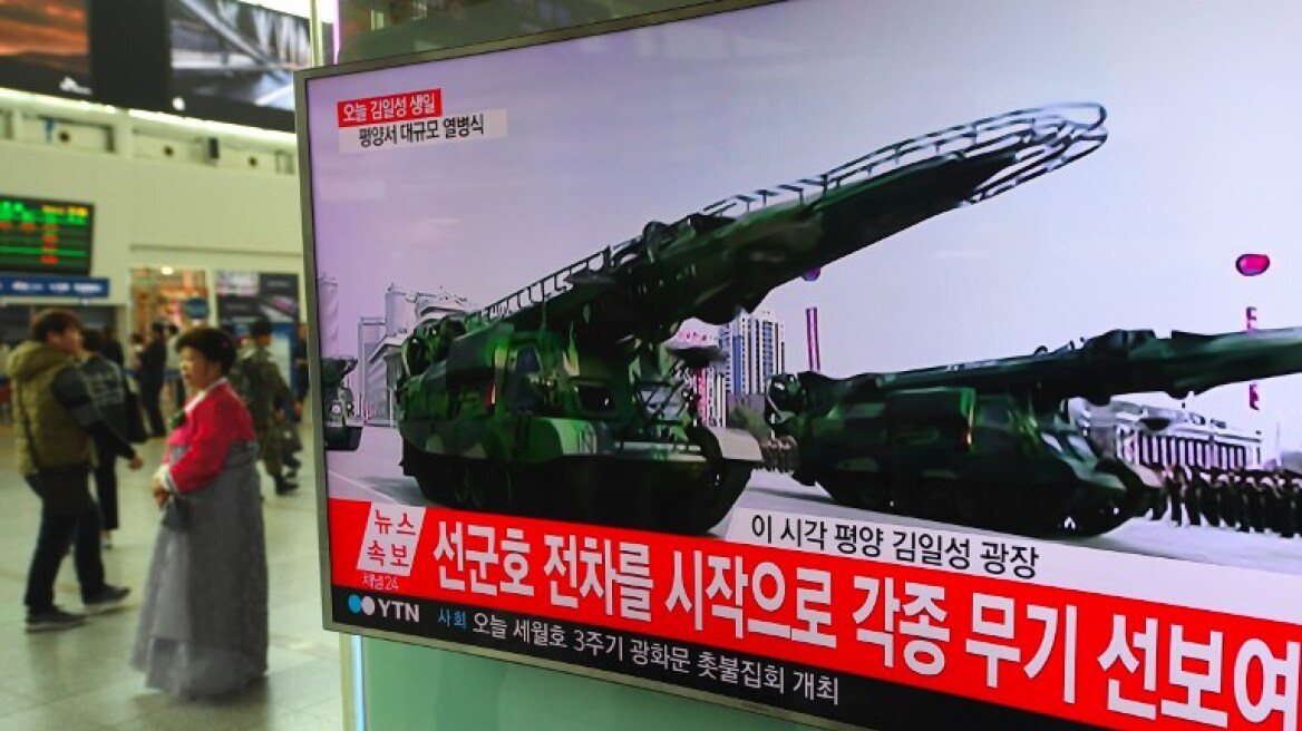Επίδειξη ισχύος της Βόρειας Κορέας: Παρέλαση με εκατοντάδες στρατιωτικά οχήματα