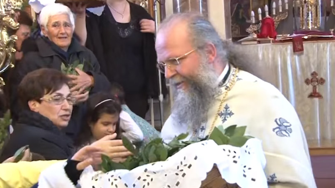 Βίντεο: Το χαρμόσυνο μήνυμα της Ανάστασης από τον πιο χαρούμενο ιερέα της Χίου