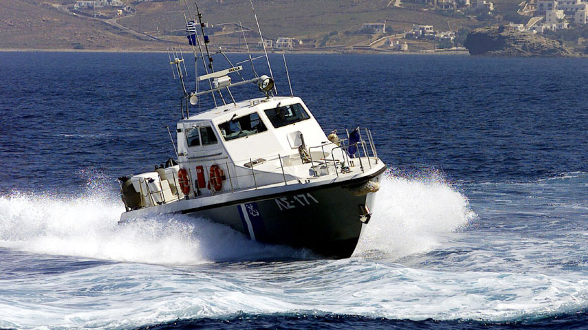 Σήμα κινδύνου από σκάφος με 38 μετανάστες: Ρυμουλκείται στο λιμάνι της Κεφαλονιάς  