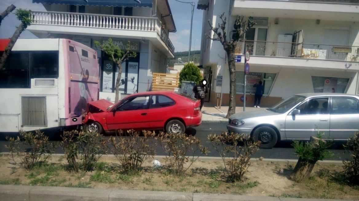 Θεσσαλονίκη: Αυτοκίνητο έπεσε πάνω σε λεωφορείο του ΟΑΣΘ