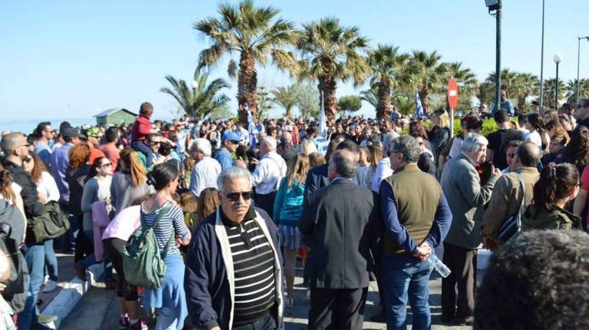 Φωτογραφίες: Μαζική παρέλαση υπέρ του ρουκετοπόλεμου στην Χίο 