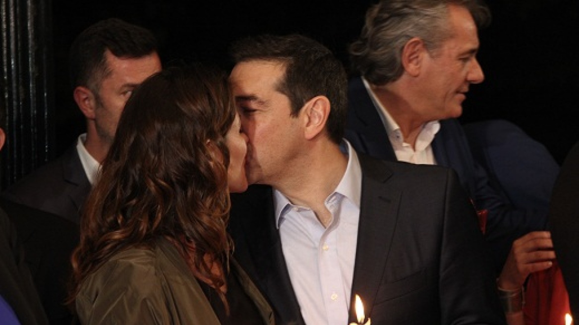 Το φιλί της Αγάπης του Αλέξη Τσίπρα στην Μπέτυ Μπαζιάνα το βράδυ της Ανάστασης