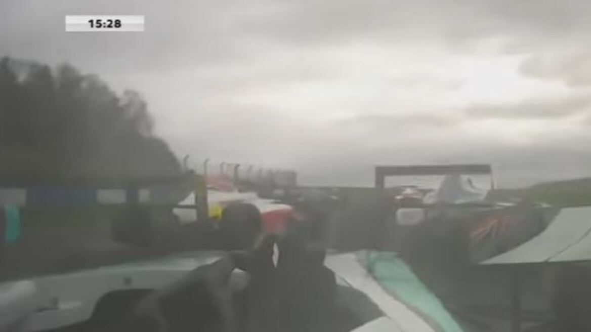 Τρομακτικό βίντεο σε πρώτο πλάνο: Οδηγός της F4 έπεσε πάνω σε άλλο αυτοκίνητο