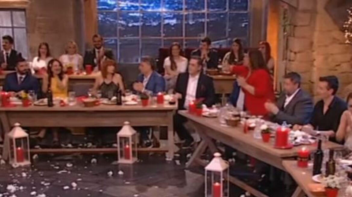 Βίντεο: Η Βίκυ Σταυροπούλου πετάει κόκκινο αυγό στο πρόσωπο της Μαρίας Κωνσταντάκη