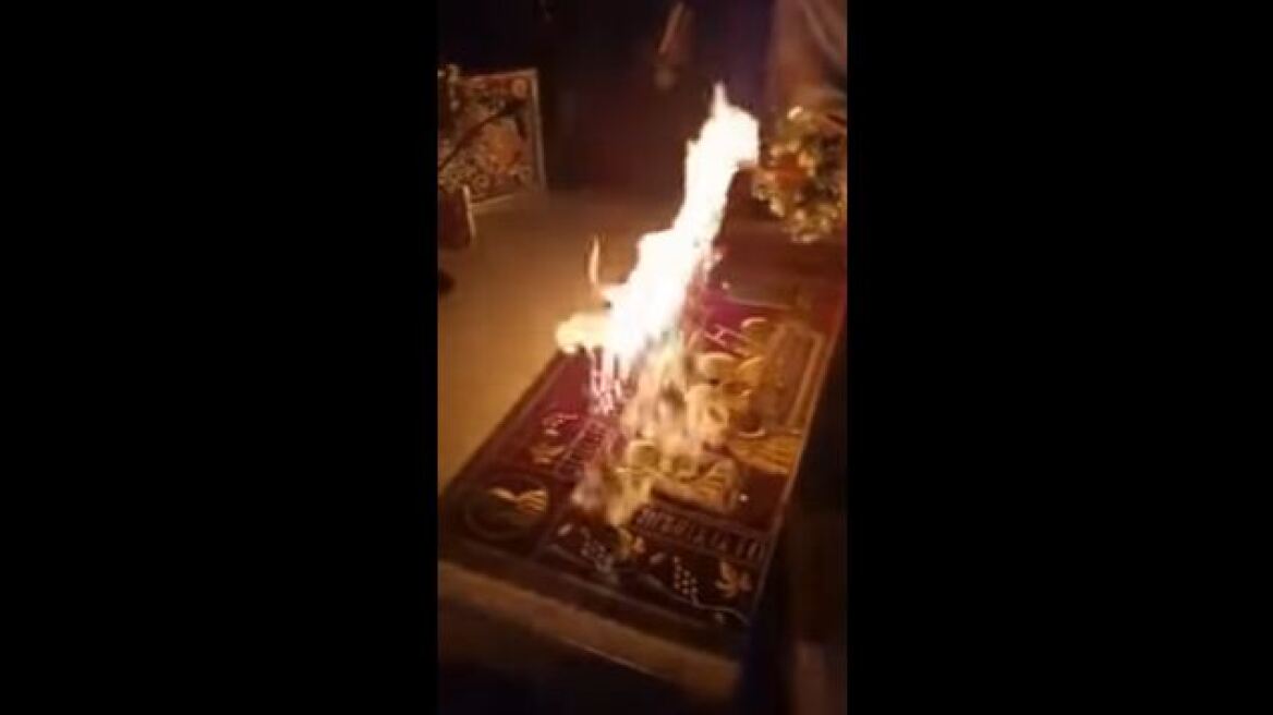 Βίντεο: Ιερέας στην Άνω Πόλη έβαλε φωτιά στην Άγια Τράπεζα με το «δεύτε λάβετε φως»!