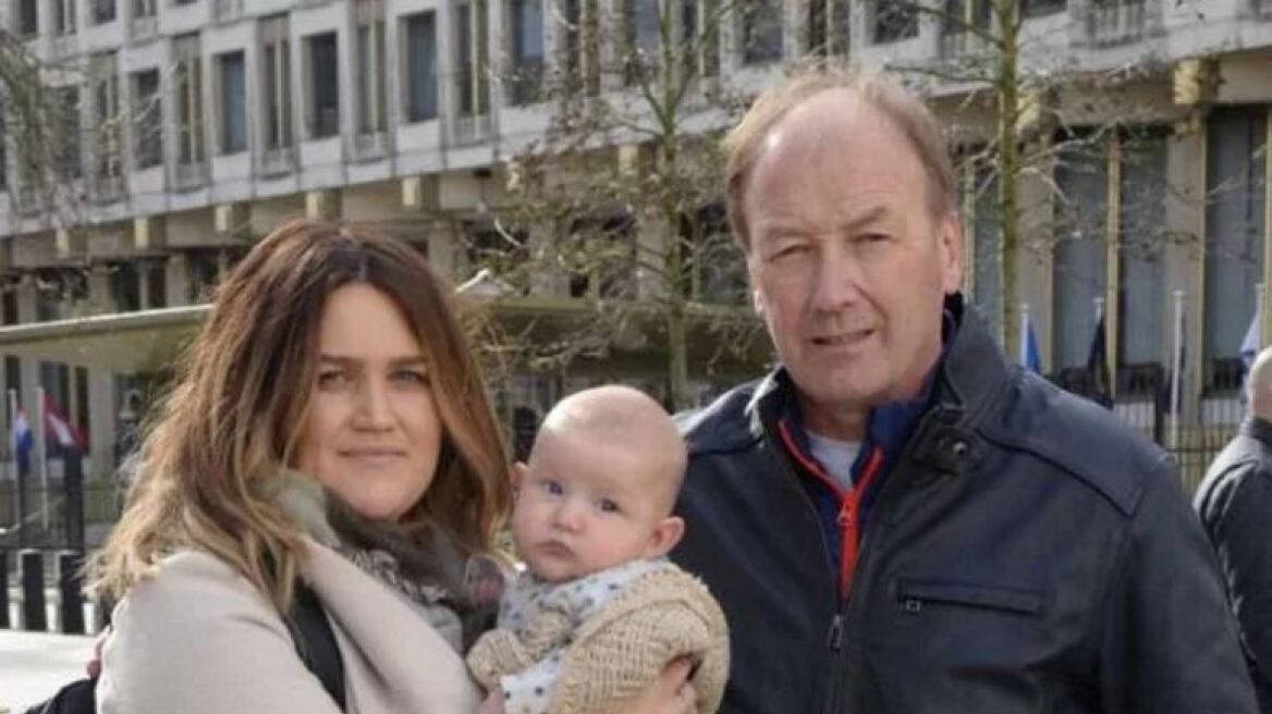 «Κρατήθηκε» ως τρομοκράτης... ένα μωρό στην αμερικανική πρεσβεία του Λονδίνου! 