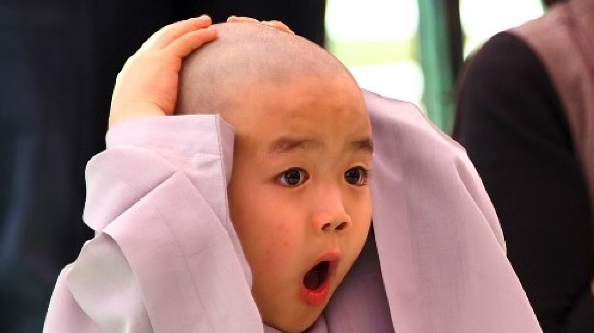 Τι μου έκαναν: Απίστευτες αντιδράσεις παιδιών όταν τους ξυρίζουν το κεφάλι Βουδιστές μοναχοί