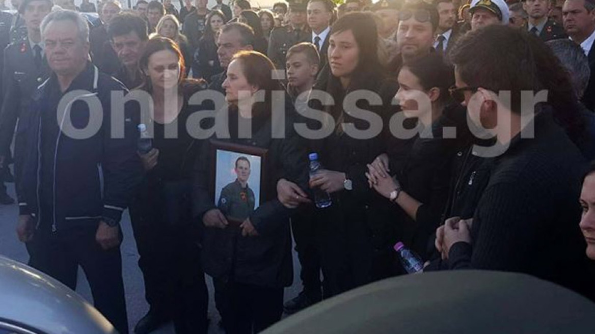Σπαραγμός στην κηδεία του υπολοχαγού Κωνσταντίνου Χατζή