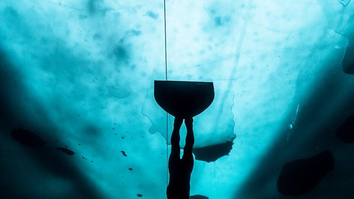Απίστευτες φωτογραφίες: «Ταξίδεψε» με μια ανάσα για 175 μέτρα κάτω από τον πάγο