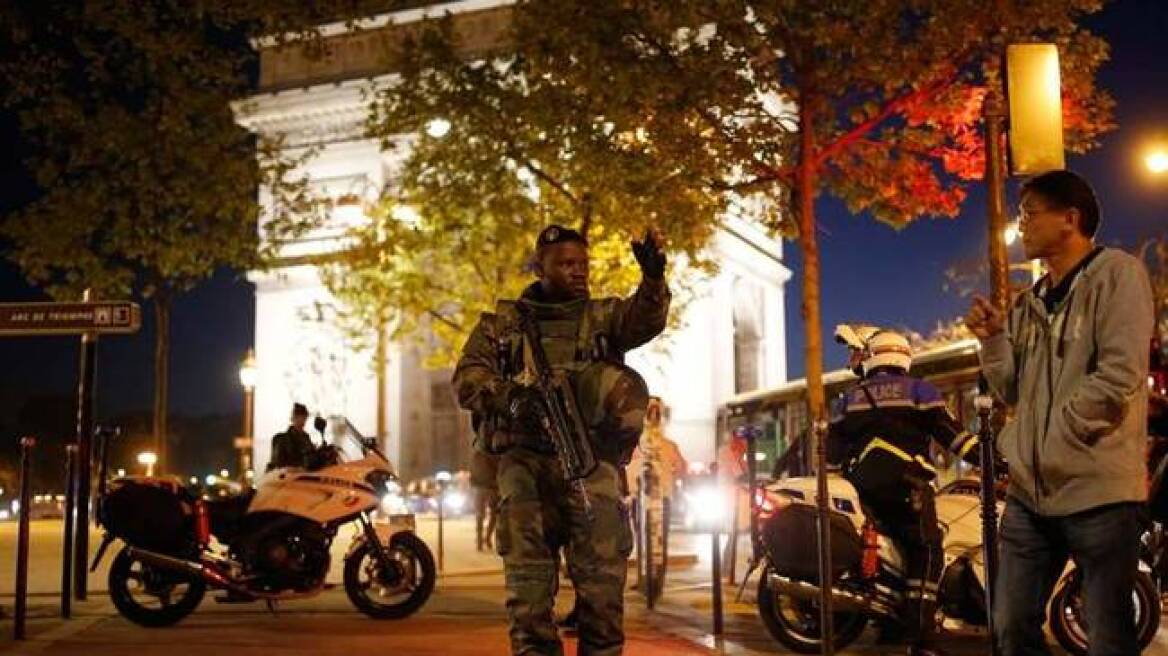 Αναγνωρίστηκε ο δράστης της επίθεσης στο Παρίσι - Εξακριβώνεται εάν είχε συνεργούς