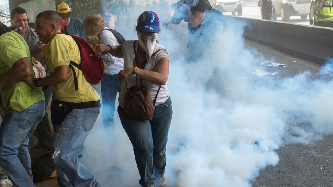 Βενεζουέλα: Τρεις νεκροί, δεκάδες τραυματίες στις μεγαλύτερες διαδηλώσεις κατά Μαδούρο