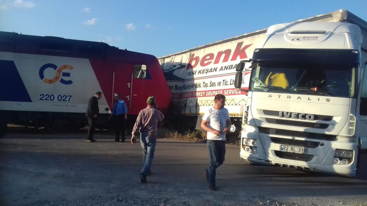 Τιθορέα: Σύγκρουση αμαξοστοιχίας με νταλίκα - Λαχτάρησαν οι επιβάτες