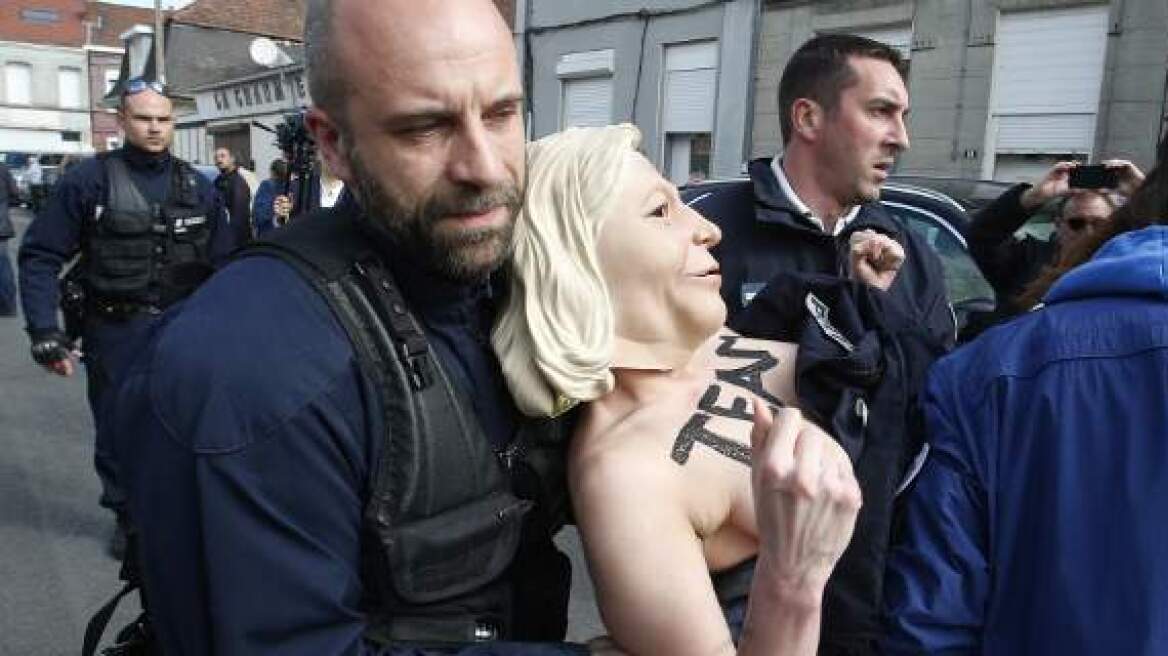 Γυμνόστηθη διαμαρτυρία των Femen στο εκλογικό τμήμα που ψήφισε η Λεπέν 