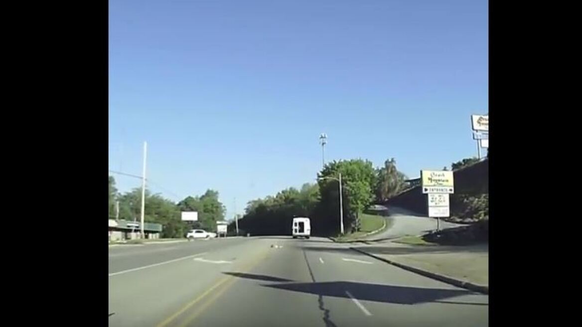 Τρομακτικό βίντεο: 4χρονο κορίτσι πέφτει από βανάκι και ο οδηγός δεν αντιλαμβάνεται το παραμικρό