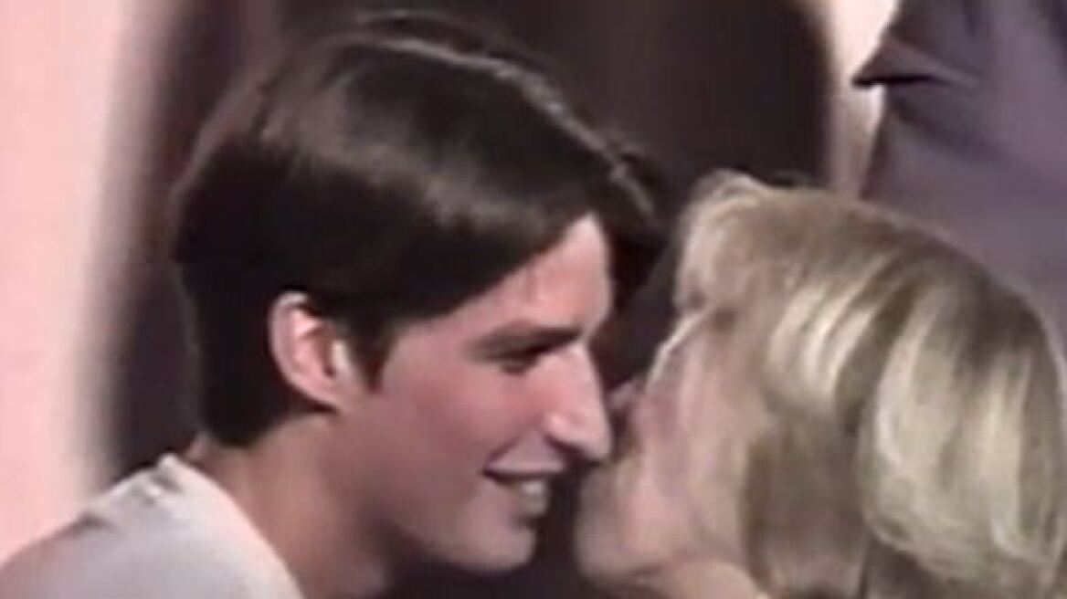 Βίντεο: Το πρώτο φιλί του Μακρόν με  - την τότε δασκάλα - και νυν σύζυγό του όταν ήταν μόλις 15!