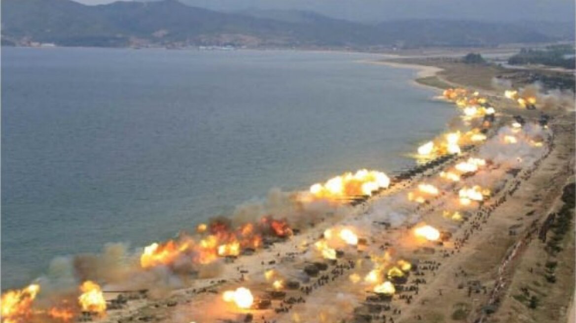 Νέα επίδειξη ισχύος από Κιμ Γιονγκ Ουν: «Προσομοίωση πολέμου» με χιλιάδες άρματα μάχης