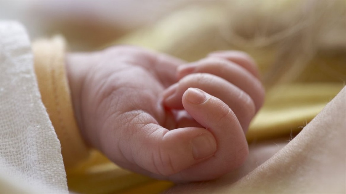 Λάρισα: Προσπάθησε να πουλήσει το νεογέννητο μωρό της για 40.000 ευρώ 