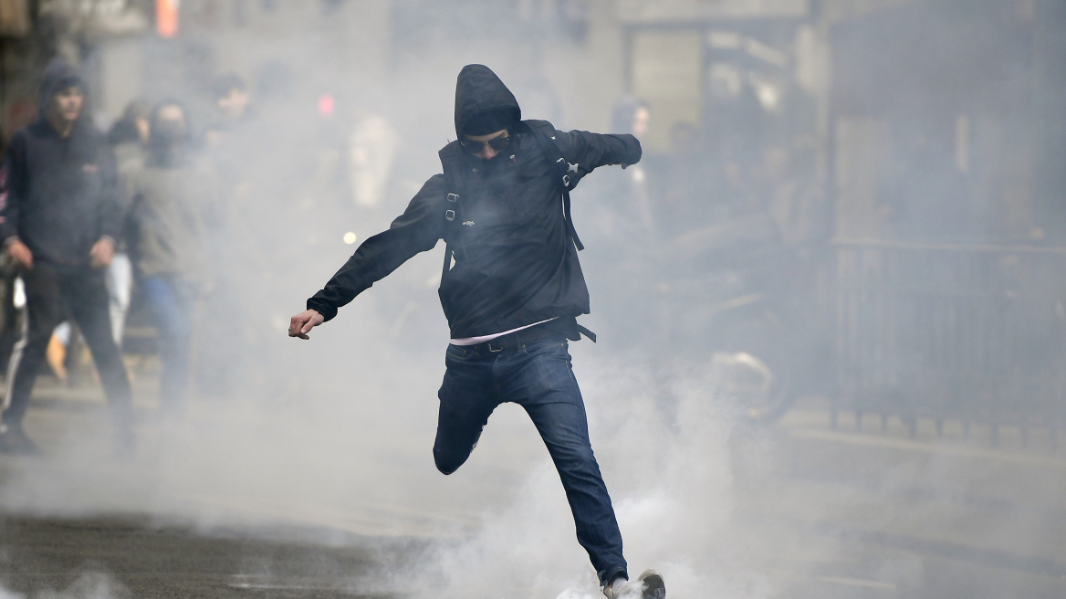 Βίντεο: Συγκρούσεις Γάλλων αστυνομικών με μαθητές σε διαδηλώσεις ενάντια σε Μακρόν και Λεπέν