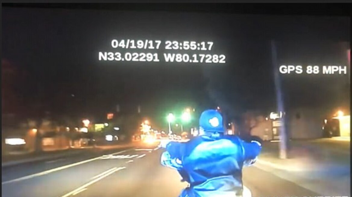 Σοκάρει το βίντεο με τη θανατηφόρα κίνηση αστυνομικού να ρίξει κάτω μοτοσικλετιστή