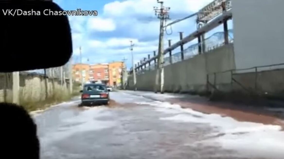 Ρωσία: Κατέρρευσε στέγη εργοστασίου και ο δρόμος έγινε «ποτάμι» φρουτοχυμού