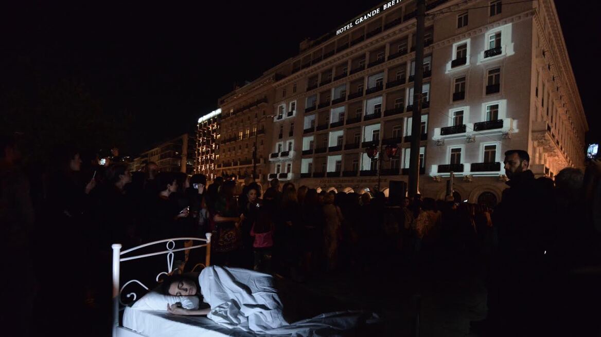 Φωτογραφίες: Ένα κρεβάτι, ένα σεντόνι και η πλατεία Συντάγματος βυθισμένη στο σκοτάδι