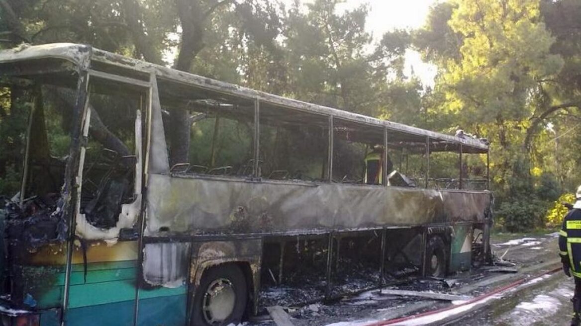 Παραλίγο τραγωδία στην Πάτρα: Λεωφορείο που μετέφερε μαθητές τυλίχθηκε στις φλόγες