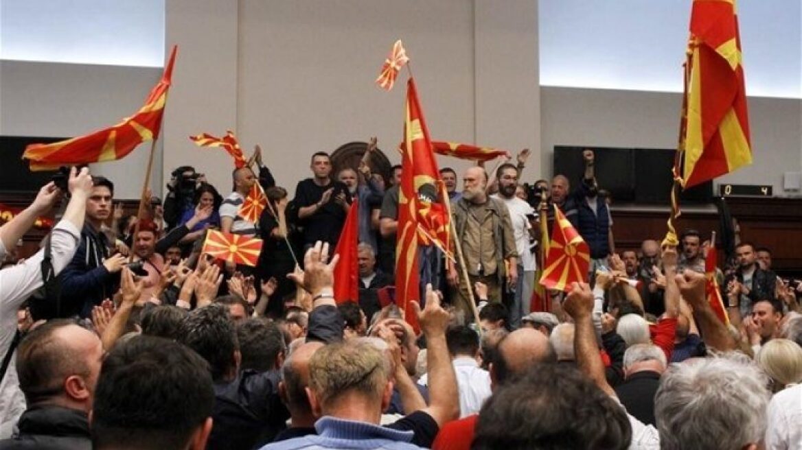 Μογκερίνι και Χαν καταδίκασαν τα επεισόδια στα Σκόπια