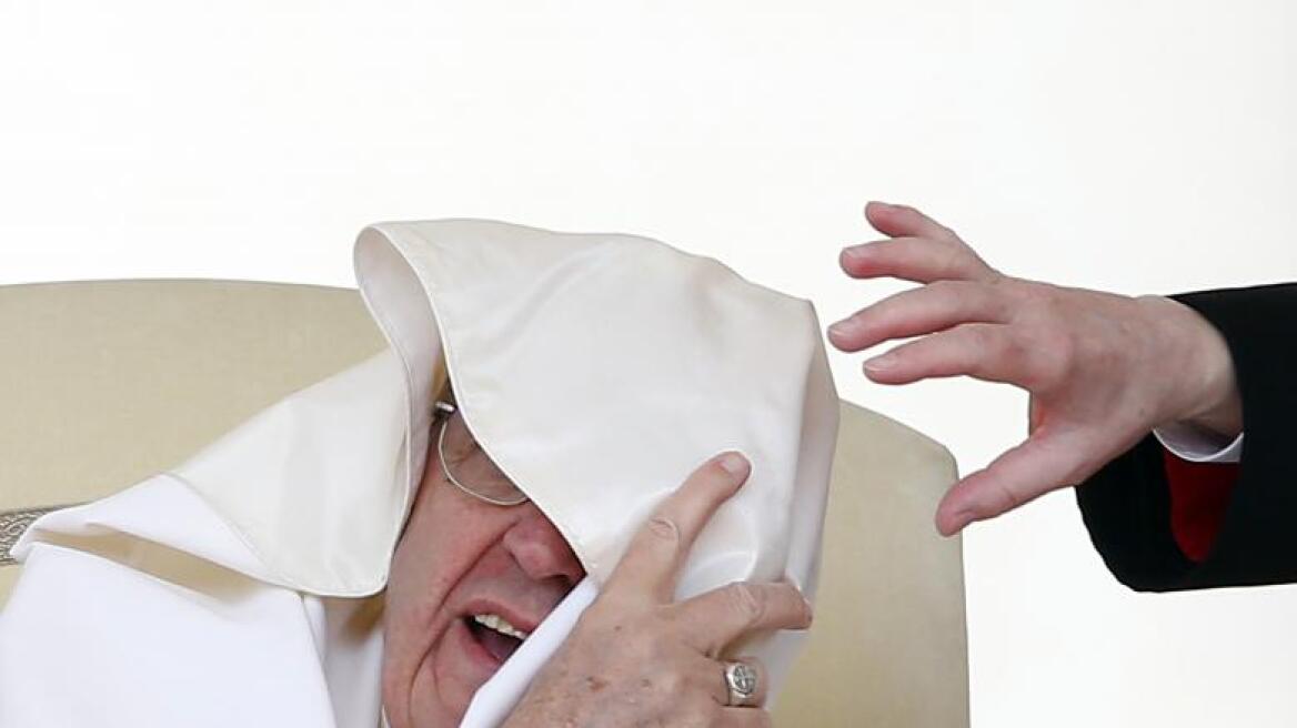 Pope Francis “battles” the wind (photos)