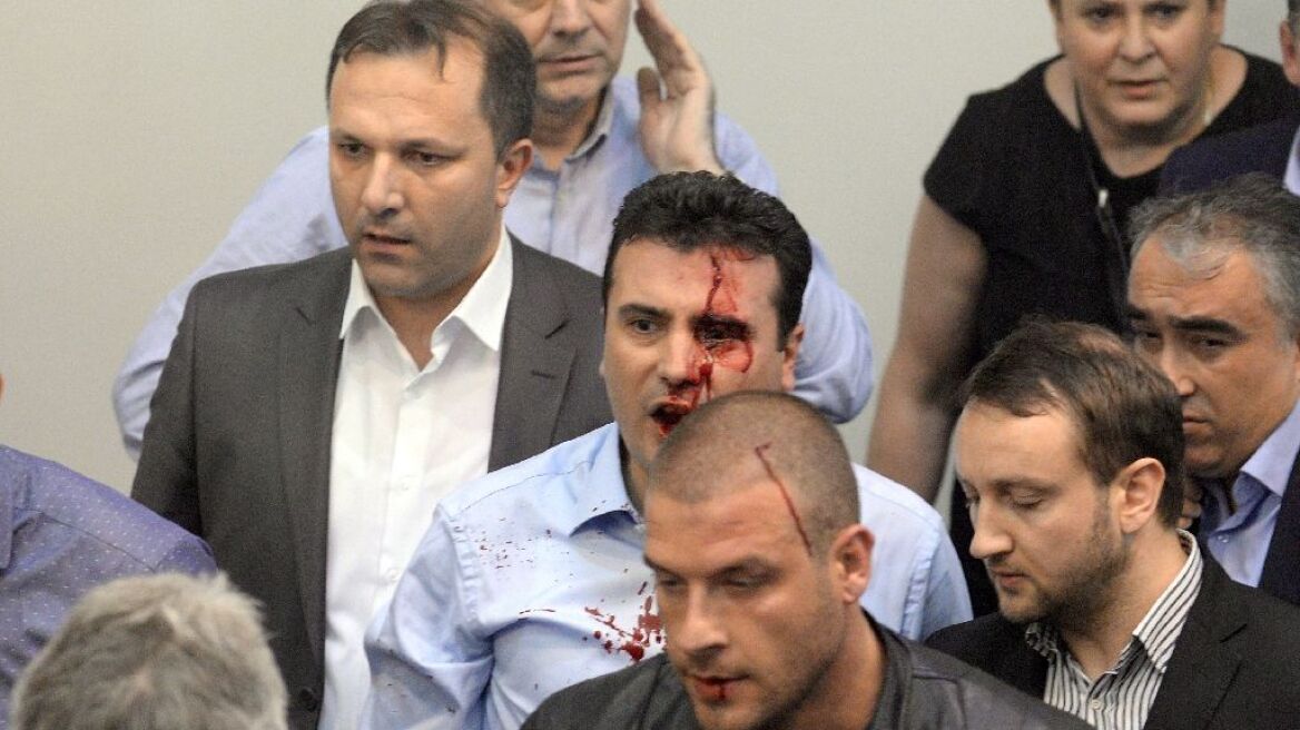Στο «κόκκινο» τα Σκόπια: Βίαια επεισόδια και αβεβαιότητα για την επόμενη μέρα